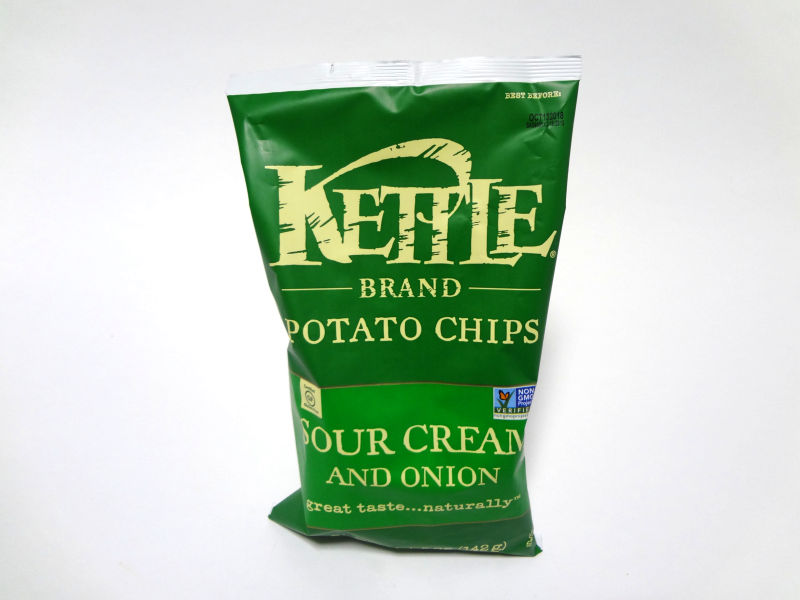 Kettle Foods ポテトチップス オニオン＆サワークリーム のパッケージ